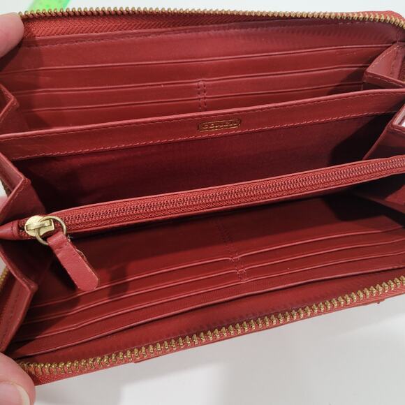 Coach Madison Wallet Solid Red Large Patent Leather Zip Around Logo Condition - Picture 4 of 12